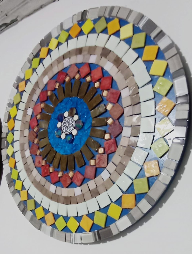 Mandala em Mosaico Colorida Artesana