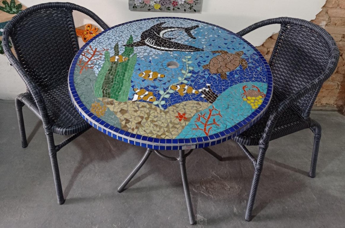 Mesa Geométrica Azul em Mosaico