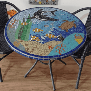 Mesa Geométrica Azul em Mosaico
