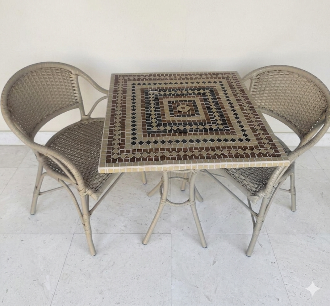 mesa com mosaico decorativo para área externa